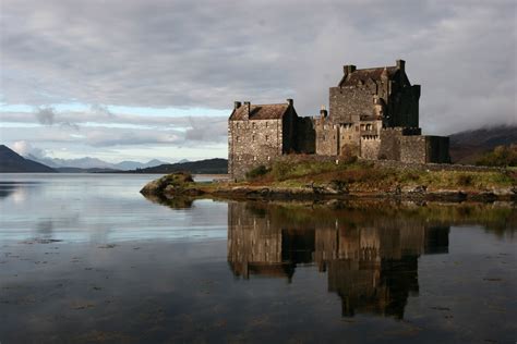 File:Eilean Donan Castle at Loch Duich.jpg - Wikimedia Commons