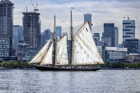 Sailboat in Toronto : CityPorn