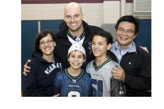 Hasselbeck, Hawks visit Issaquah Middle School | Issaquah Reporter