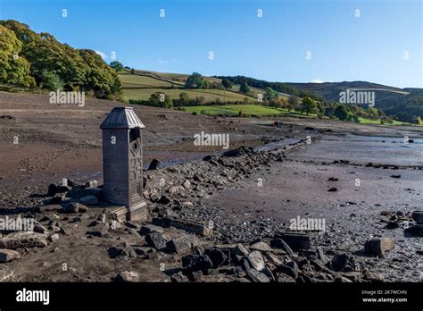 Ladybower Reservoir Drowned Village of Derwent. Derwent Hall gatepost Stock Photo - Alamy