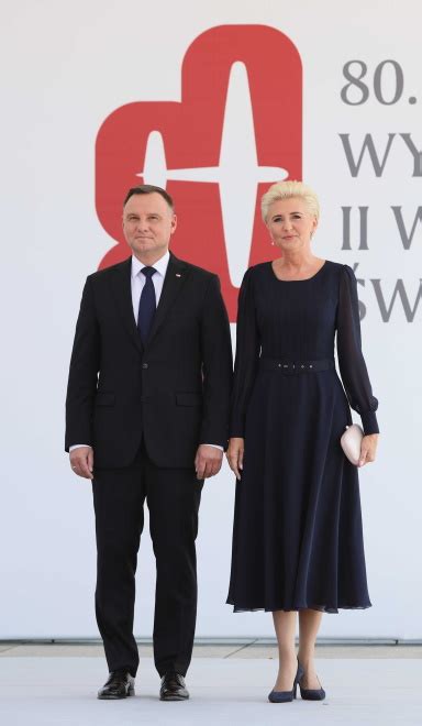 Pogoda ją zaskoczyła? Agata Duda nie zachwyciła stylizacją na obchodach ...