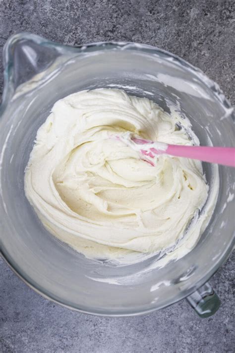 How to Make White Buttercream: Easy, 5-Ingredient Recipe