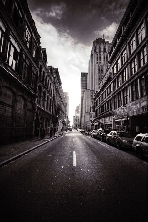 Bleak City in Monochrome #photography | Fluchtpunkt, Himmel ...