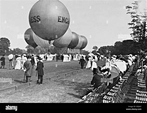 Balloon race in London, 1906 Stock Photo - Alamy