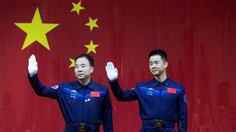 desarrollo defensa y espacio: China launches Shenzhou-11 crewed spacecraft