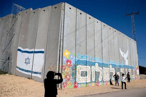 Gaza Protests Are Pointless Thanks to Israel's Iron Wall - Bloomberg