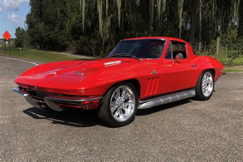 1966 CHEVROLET CORVETTE CUSTOM COUPE STINGRAY - Front 3/4 - 237156