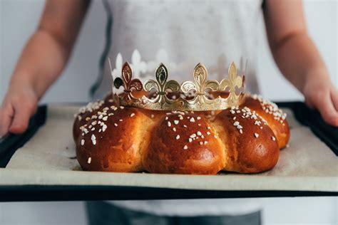 How to Celebrate Three Kings Day—and Keep the Christmas Fun Going | Kings bread, King cake ...