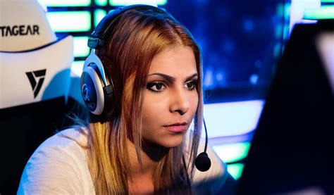 The 10 Hottest Pro Gamer Girls That'd Destroy You At Video Games - Wow ...