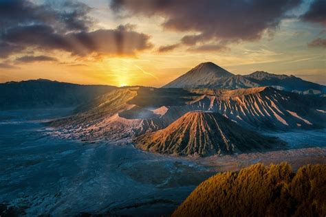 Premium Photo | Sunrise at volcano mt.bromo (gunung bromo) east java ...