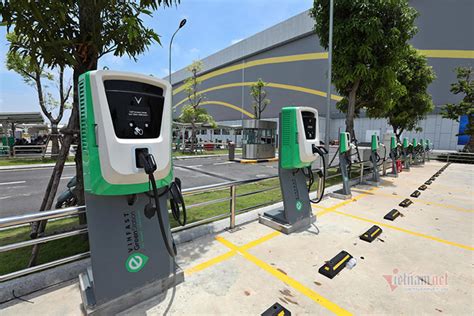 Investment in charging stations needed for electric car industry