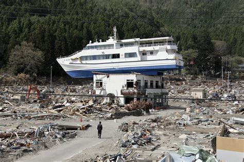 Japan Tsunami Then And Now - Vactrone