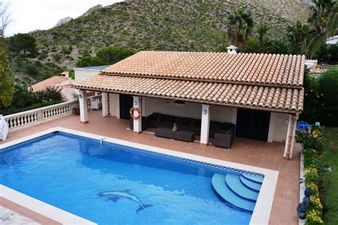 Swimming pools in your villa rental in Mallorca