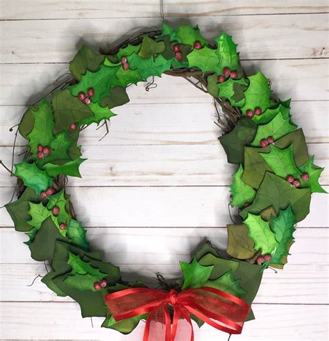 Make a Paper Holly and Ivy Wreath - Paper Glitter Glue