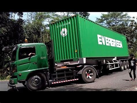 Truck Trailer Truk Kontainer Truk Tronton Hino Fuso Isuzu Mercy di Tanjakan Timez - YouTube