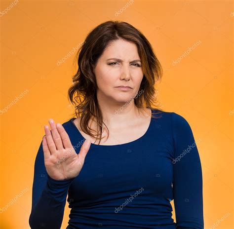 Mujer molesta con mala actitud, dando charla a gesto de mano: fotografía de stock ...