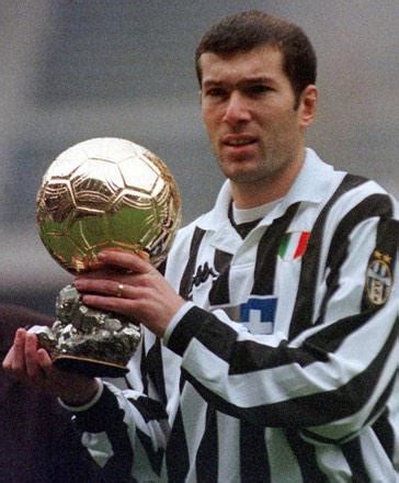 [BallondOr] Zinedine Zidane avec son Ballon d'Or en 1998 ...