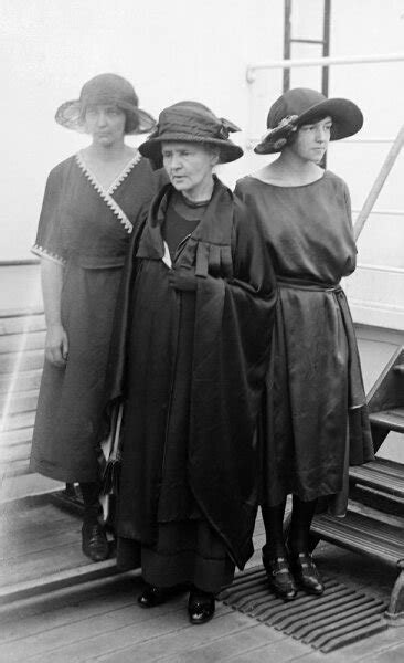 Posterazzi: Marie Curie with Her Daughters Rolled Canvas Art - Science Source (18 x 24 ...