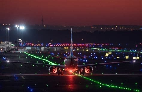 The Reason Why Plane Lights Are Dimmed During Takeoff And Landing - Simple Flying