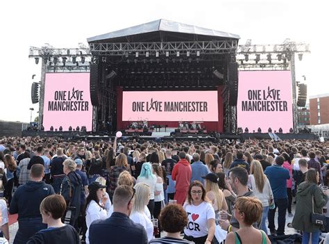 The Crowd from One Love Manchester Benefit Concert | E! News