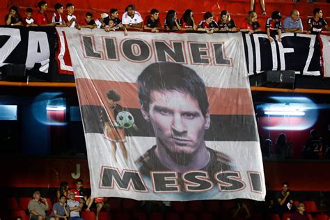 Argentina's president urges Messi to return to Newell's Old Boys