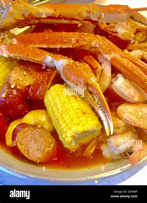 Low country boil crab hi-res stock photography and images - Alamy