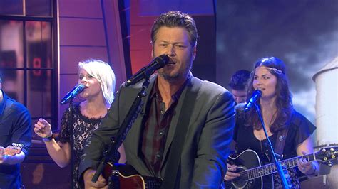 Blake Shelton is 'Bringing Back the Sunshine' on TODAY | Blake shelton, Concert photography ...