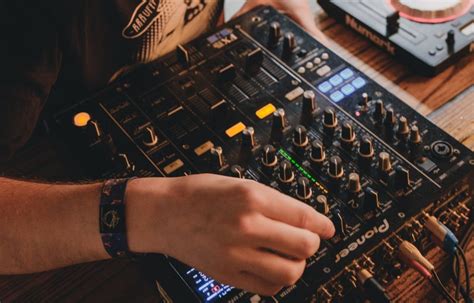 DJ Controller and DJ Mixer: What are the Differences? - MasteringBOX