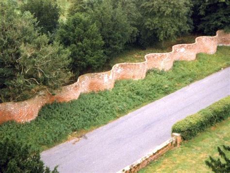 These Wavy Fences Called 'Crinkle Crankle Walls' Actually Use FEWER ...