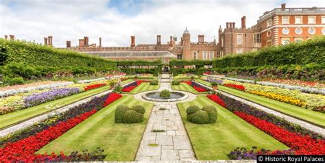 Hampton Court Palace, Gardens & Maze - Tourist England