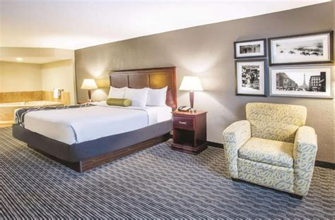 15 Hotels with Hot Tub in Room in Indianapolis, IN