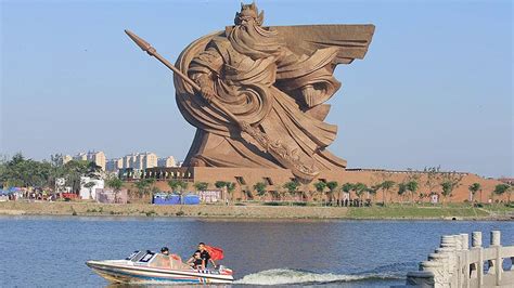 10 Most AMAZING Giant SCULPTURES Around The World - YouTube