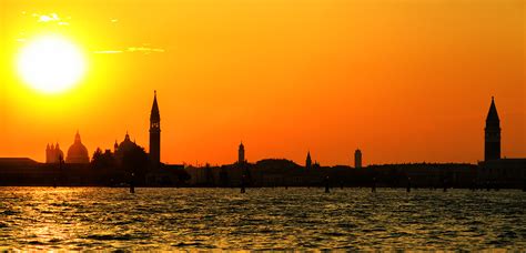 Venice Sunset – Dots on Screen