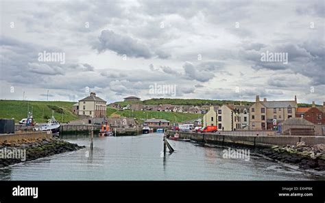 eyemouth harbour scotland Stock Photo - Alamy