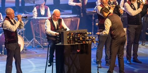 Un bagad morbihannais crée un orgue à bourdons : huit instruments en un seul ! | RCF Bretagne