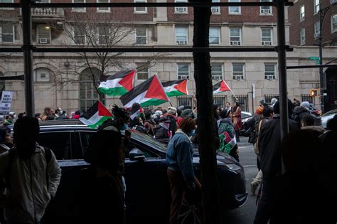 Columbia Limited On-Campus Protests, So Students Took to the Streets - The New York Times