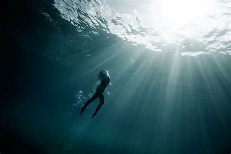 thalassophobia | Underwater photographer, Water frame, Ocean beach