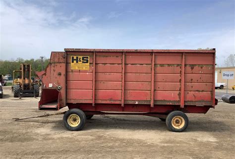 H&S silage wagon with front side discharge - Repo Finder