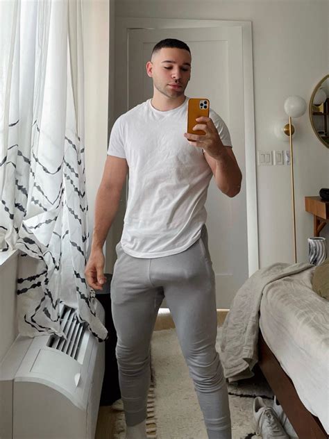 Grey sweatpants season 🥵 : r/Bulges