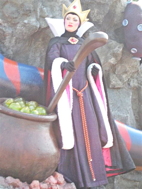 The Evil Queen @ Disneyland Resort, Paris - Walt Disney Characters ...