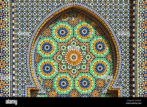 De mosaïques, zellige, carrelage zellige zillij ou, sur une fontaine, Meknès, Maroc, Afrique ...