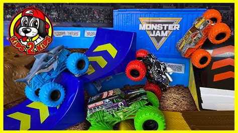 Monster Jam, Official Champ Ramp Freestyle Playset Featuring Exclusive 1:64 Scale Die-Cast Son ...