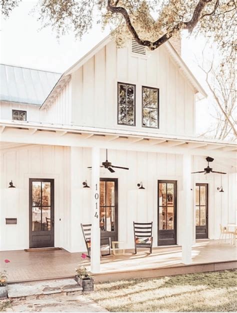 The Best Classic White Farmhouse Exterior Inspiration - A huge collection of Farmhouse ...