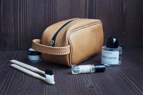 Handmade Personalized Leather Toiletry Bag | Gadgetsin
