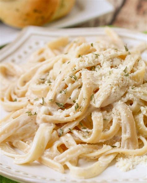 Fettuccine Alfredo {Made in 15 Minutes! +VIDEO} | Lil' Luna