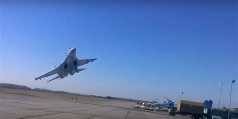 Watch a Ukrainian Su-27 almost crash during a stupidly low pass ...