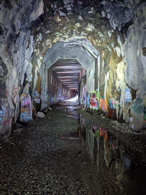 Old train tunnel with graffiti and snow : pics