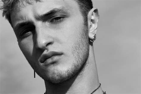 Who Is Anwar Hadid? – 10 Things To Know About The Palestinian-Dutch Personality - Gq Middle East ...