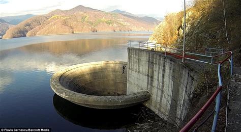 Slack-liner tip-toes across Romanian drain hole above 200ft blackhole drop | Daily Mail Online