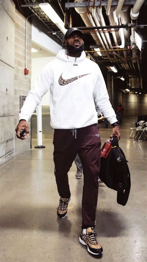 Arriba 71+ imagen lebron outfit - Abzlocal.mx